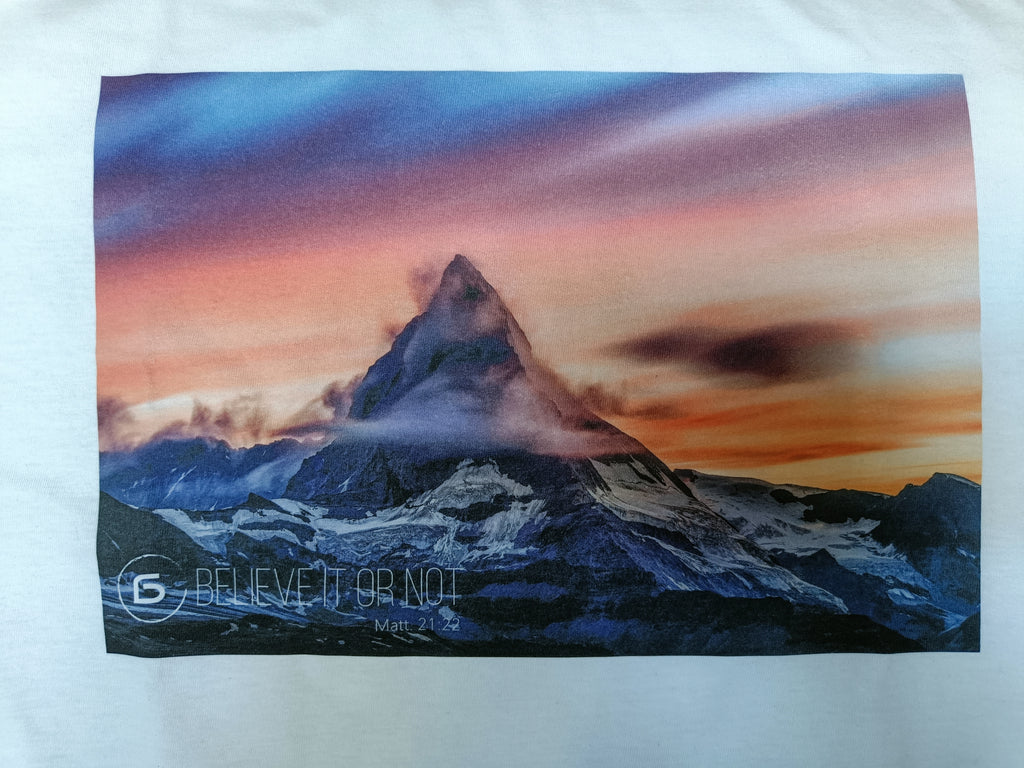 T-shirt wit Mountains Matt. 21:22