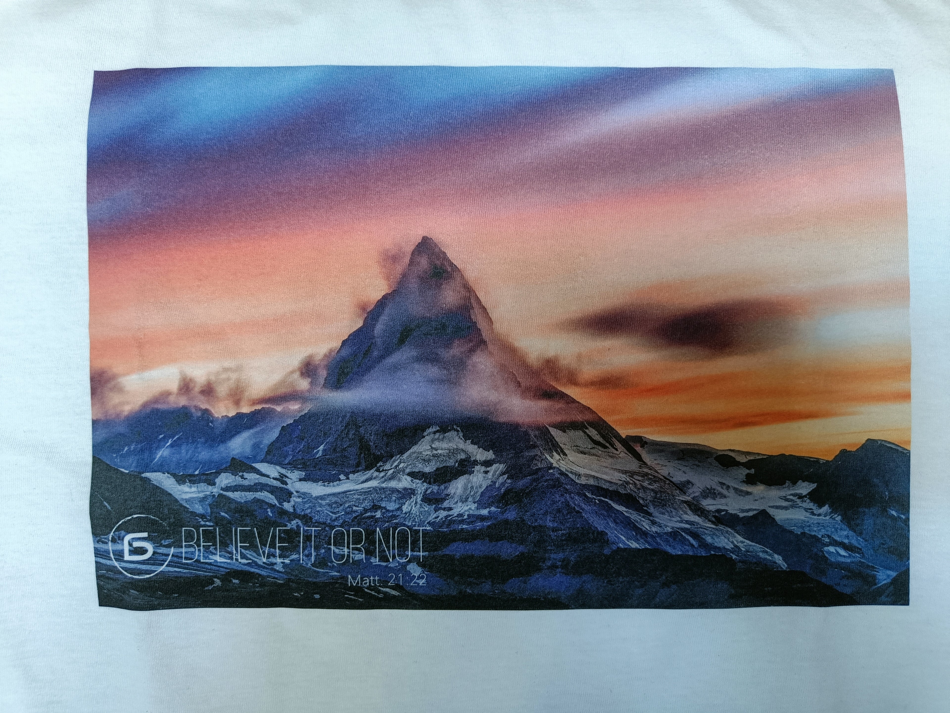 T-shirt wit Mountains Matt. 21:22