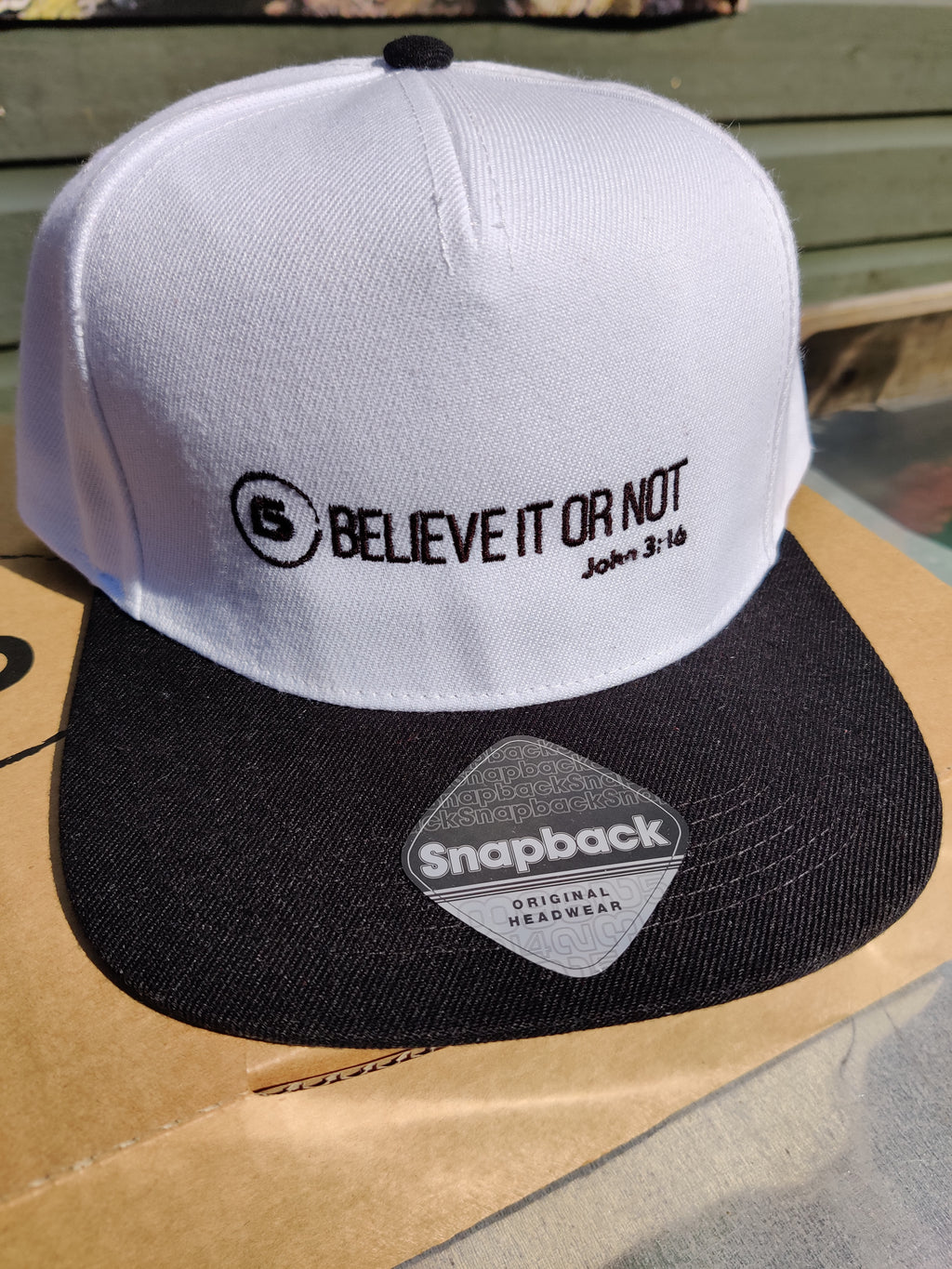 Cap snapback wit met zwart logo en tekst John 3:16