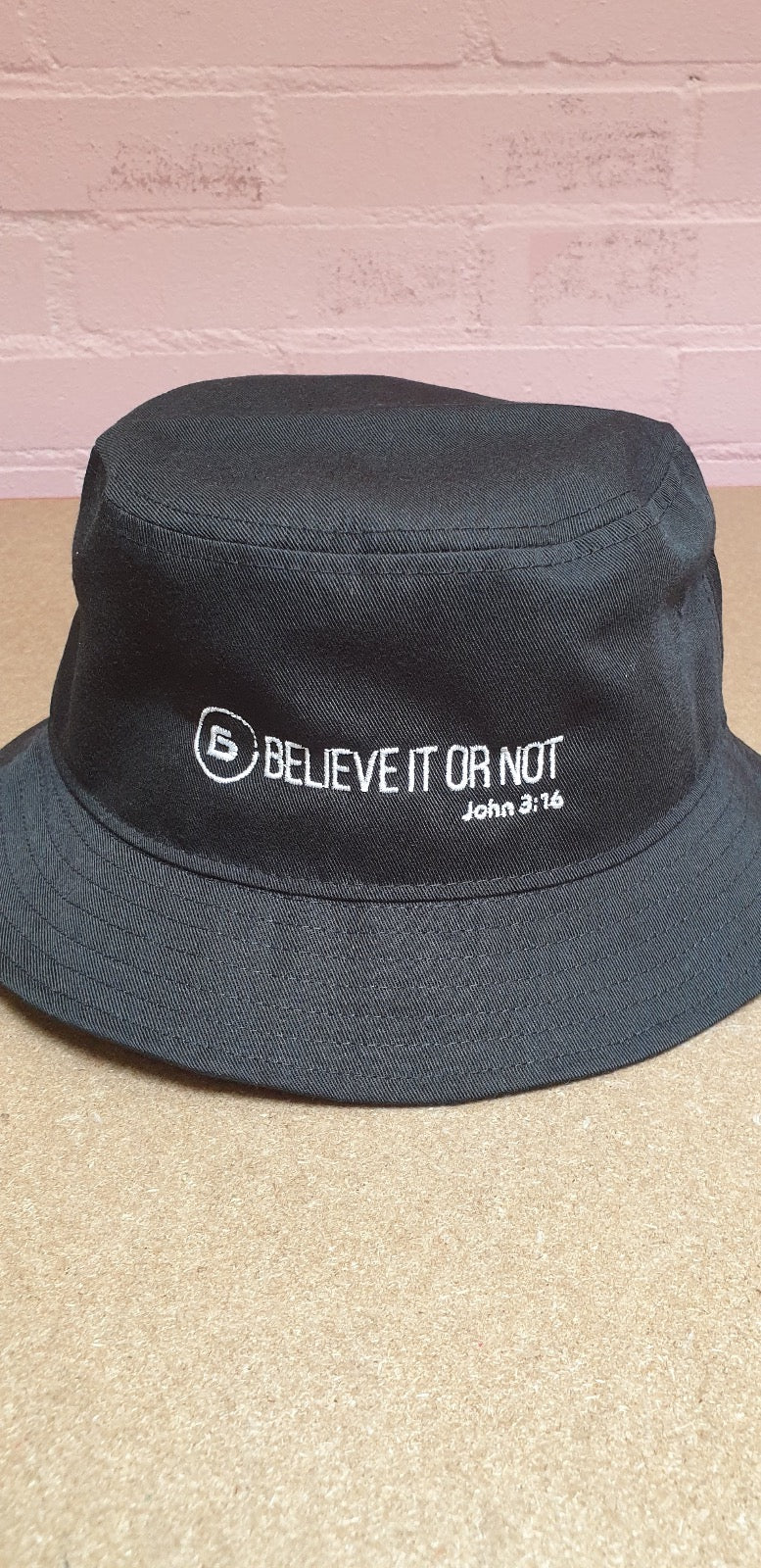 Bucket hat zwart John 3:16