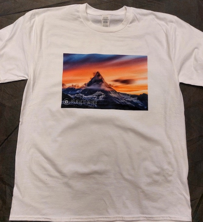 T-shirt wit Mountains Matt. 21:22